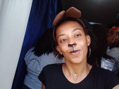 Foto da pedagoga com adereço de teatro