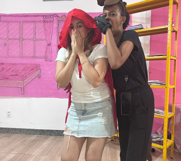 Cena teatral divertida