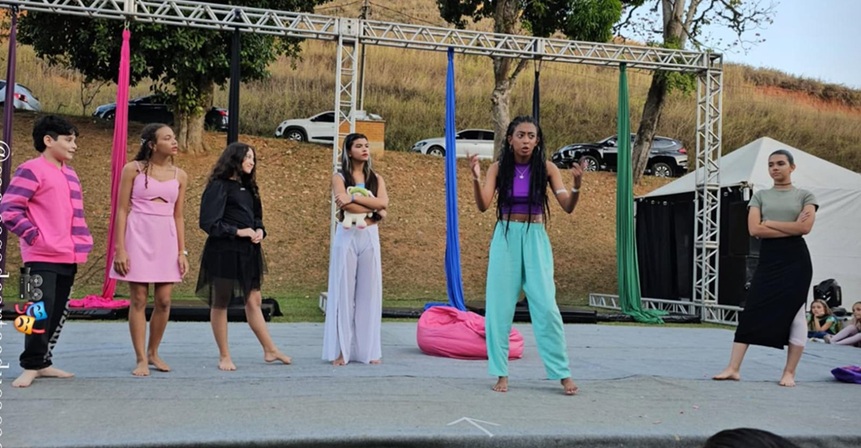 Apresentação em grupo no palco